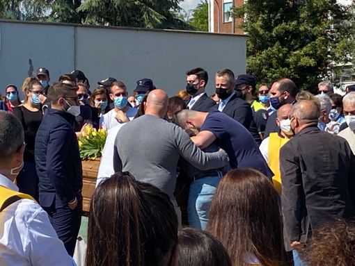 VIDEO. Quel lungo interminabile abbraccio delle famiglie rotto solo dalle lacrime e da centinaia di applausi VIDEO. Quel lungo interminabile abbraccio delle famiglie rotto solo dalle lacrime e da centinaia di applausi