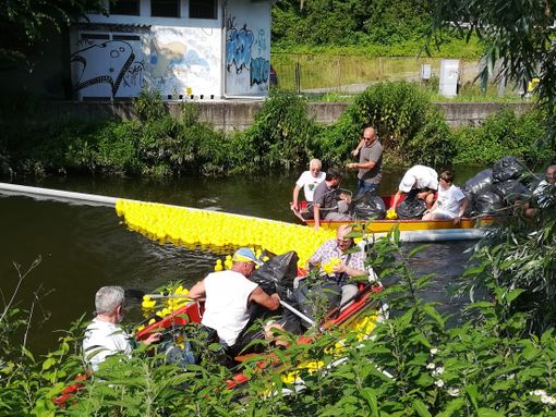 Dopo la corsa, sindaco e comandanti raccolgono le paperelle...