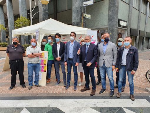 “5 Sì per una Giustizia più giusta”: banchetto di Italia Viva in centro a Busto “5 Sì per una Giustizia più giusta”: banchetto di Italia Viva in centro a Busto