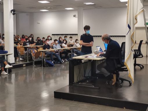 Dedica del rettore, Federico Visconti, a uno studente di Latina, fra le 200 matricole presenti oggi, 30 agosto, alla Liuc - Università Cattaneo