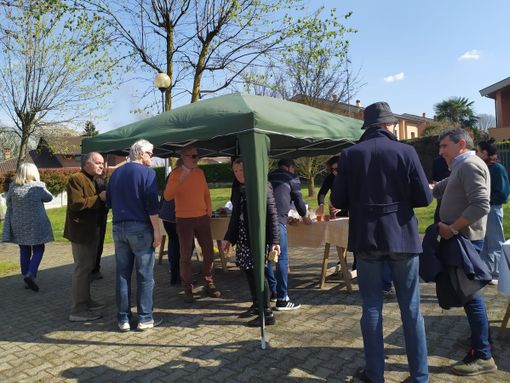 Olgiate: una merenda al parco per scambiarsi gli auguri di Pasqua e ribadire il no all’antenna di via Goito Olgiate: una merenda al parco per scambiarsi gli auguri di Pasqua e ribadire il no all’antenna di via Goito