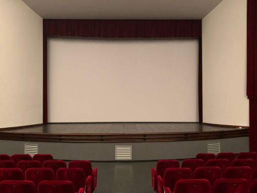 Il nuovo schermo preparato dal Lux per accogliere gli spettatori