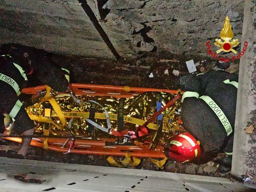 Saronno, ragazzo precipita per otto metri nel pozzo di aerazione di un autosilo: è grave Saronno, ragazzo precipita per otto metri nel pozzo di aerazione di un autosilo: è grave