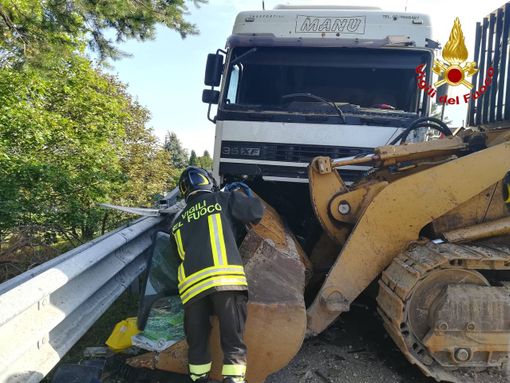 FOTO. Mezzo pesante "perde" ruspa in autostrada: schianto con un altro camion sul raccordo A8/A26