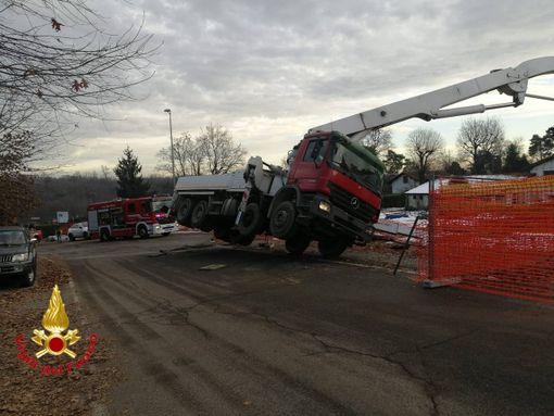 Incidente sul lavoro in un cantiere di Bodio Lomnago: cede betoniera, muore operaio