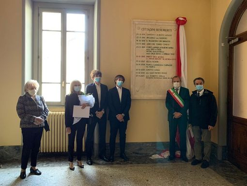 La famiglia del dottor Roberto Stella con il sindaco Antonelli e il presidente Fontana davanti alla lapide in municipio per il medico benemerito