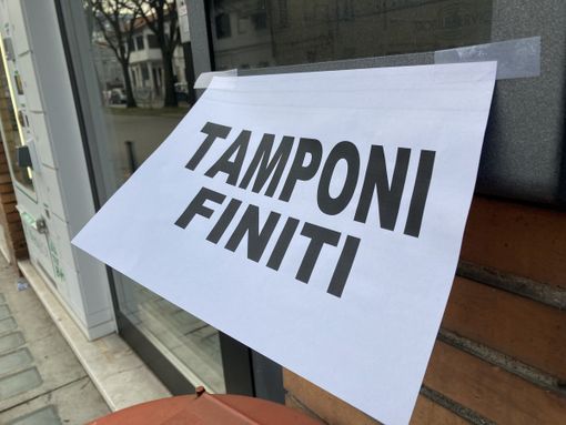 Il Covid e le attese. In farmacia, in strada, al telefono: ovunque è il giorno più lungo