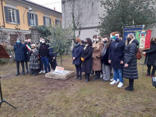 Busto, Giorno della memoria: l’omaggio dei giovani ai giusti Busto, Giorno della memoria: l’omaggio dei giovani ai giusti