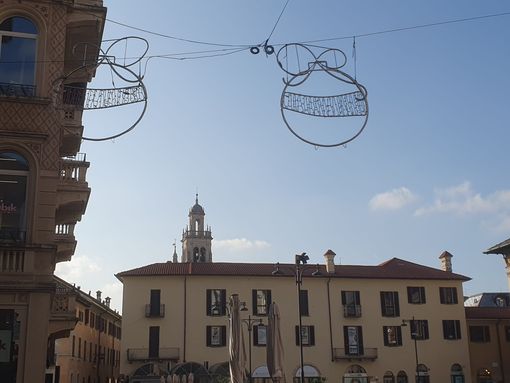 A Busto spuntano già le luminarie di Natale. Albero e presepe tornano “ai loro posti” A Busto spuntano già le luminarie di Natale. Albero e presepe tornano “ai loro posti”