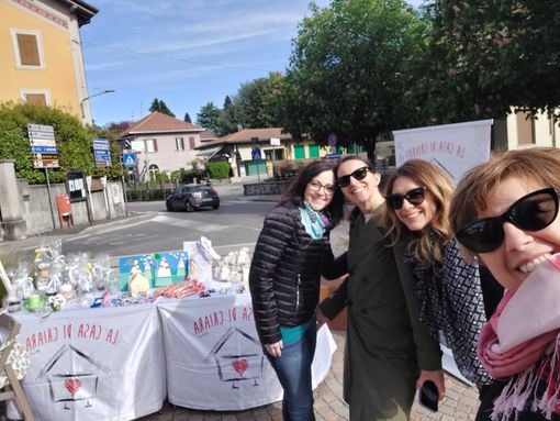 Alcune mamme al mercatino a Travedona Monate lo scorso 21 aprile