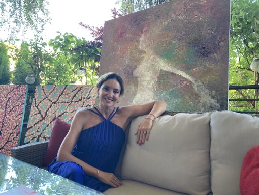 Manuela Carnini tra le sue opere
