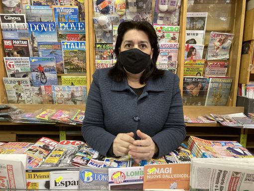Maria Rosa Naso nell'edicola cartoleria Tagliabue