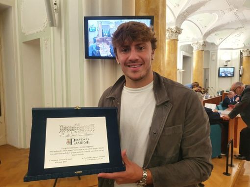 Martinenghi durante la consegna della targa celebrativa in Provincia nel 2022 Martinenghi durante la consegna della targa celebrativa in Provincia nel 2022