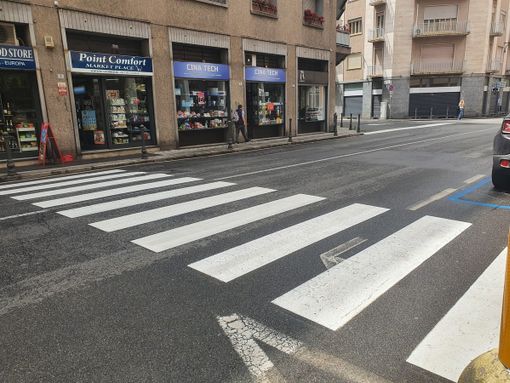 LA FOTO. Via Mazzini, il passaggio pedonale torna "single" LA FOTO. Via Mazzini, il passaggio pedonale torna "single"