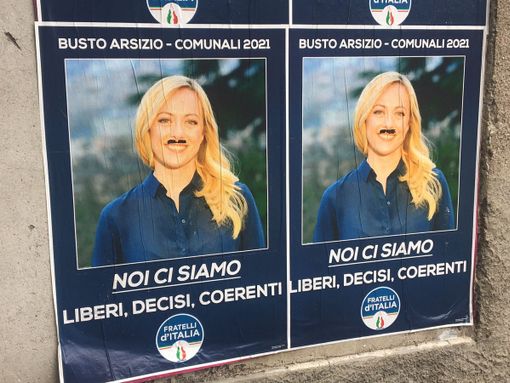 I manifesti imbrattati in viale Alfieri a Busto Arsizio I manifesti imbrattati in viale Alfieri a Busto Arsizio