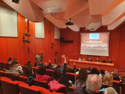 Caro-mensa, incontro fra genitori e Comune. L’impegno: «Più fasce Isee per contenere gli aumenti»
