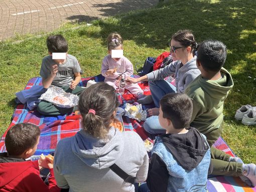 Borsano è uno dei rioni dove è avvenuta la protesta e i bimbi sono stati portati fuori a mangiare Borsano è uno dei rioni dove è avvenuta la protesta e i bimbi sono stati portati fuori a mangiare