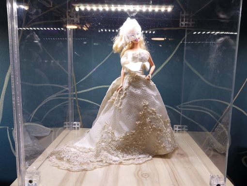 FOTO. Barbie sfila in stazione. E fa prevenzione per le donne FOTO. Barbie sfila in stazione. E fa prevenzione per le donne