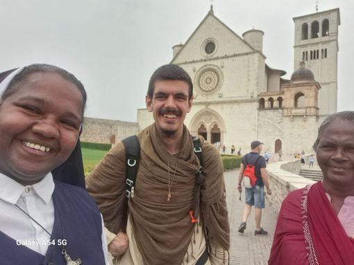 Uno zaino, qualche cartello, niente soldi: il cammino di Giovanni Muggeri per la pace