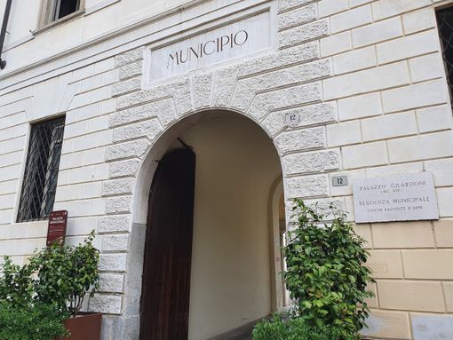 Busto, tavolini all'esterno: «Essenziale il rispetto dei regolamenti per una città ancora più vivibile e attrattiva»