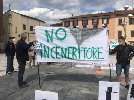 Una protesta passata contro l'inceneritore, ancora in gestione Accam