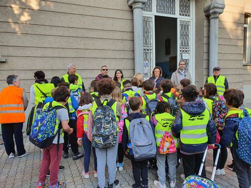 FOTO E VIDEO. Pettorina gialla e fischietto in bocca: alle Manzoni è partito il “PediBusto”