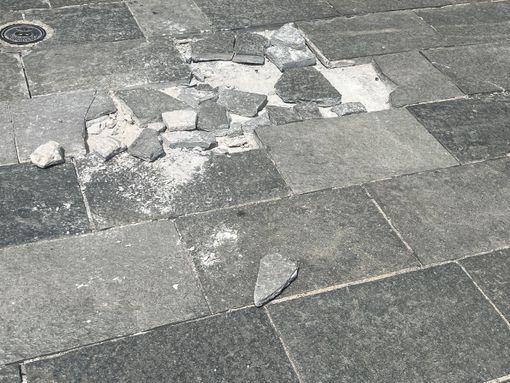 FOTO. Piazza Vittorio Emanuele si sbriciola ancora FOTO. Piazza Vittorio Emanuele si sbriciola ancora