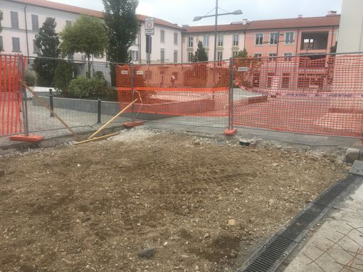 Stop al ballo della mattonella in centro a Busto: forse è la volta buona