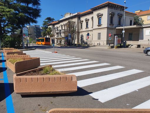 Busto, fioriere e parcheggi “blu” in piazzale Solaro