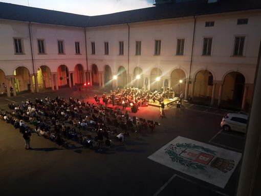Il concerto nel cortile municipale a Busto Il concerto nel cortile municipale a Busto