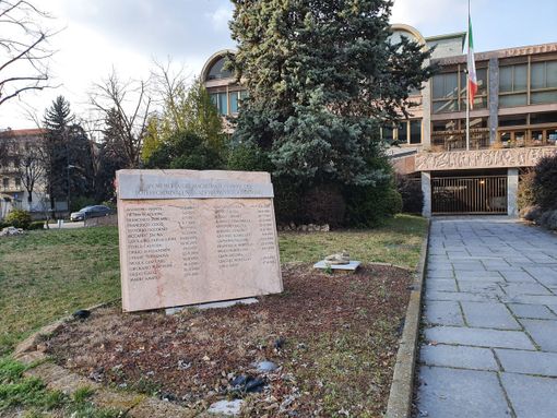 «Rimettete la statua della Giustizia al suo posto. Altrimenti posso anche portarla altrove»