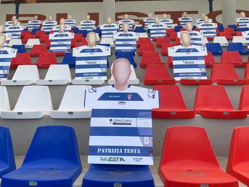 Le sagome comparse allo stadio Speroni per i playoff: davanti, quella di Patrizia Testa (foto Pro Patria)