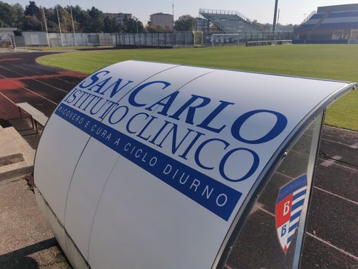 Le panchine con il logo del San Carlo
