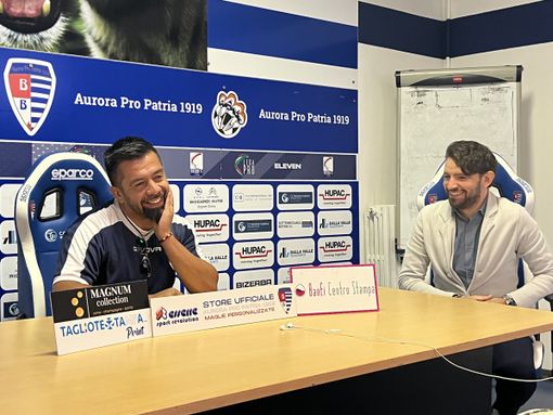 Mister Vargas durante la conferenza stampa con il responsabile della comunicazione Ramella