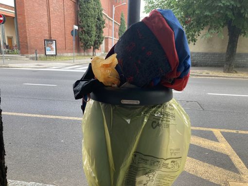 FOTO. Zaini, fustini, bottiglie, verde: si scrive cestino, si legge minidiscarica
