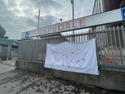 Lo striscione apparso all'ospedale Lo striscione apparso all'ospedale