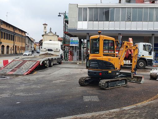 FOTO. A San Michele sono iniziati i lavori: la rotonda diventa definitiva