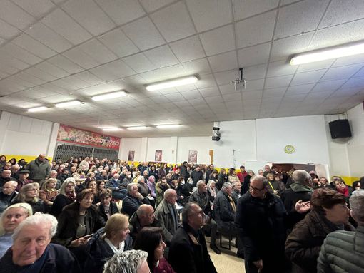 Sacco azzurro, folla e tensione ai Santi Apostoli