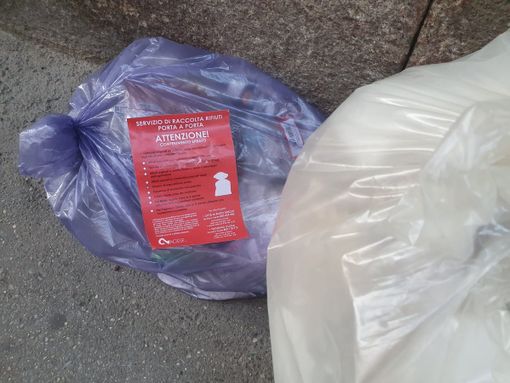 Sacco azzurro, esposizioni irregolari: «Agesp non li raccoglierà»