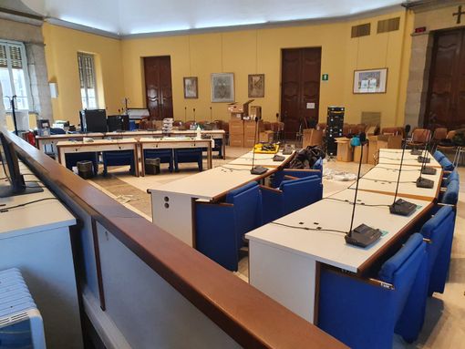 I banchi dei consiglieri comunali di maggioranza. Chi passerà su quelli della giunta? I banchi dei consiglieri comunali di maggioranza. Chi passerà su quelli della giunta?