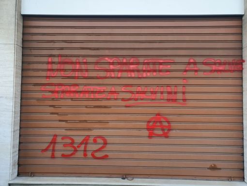 Le scritte comparse sulla saracinesca Le scritte comparse sulla saracinesca