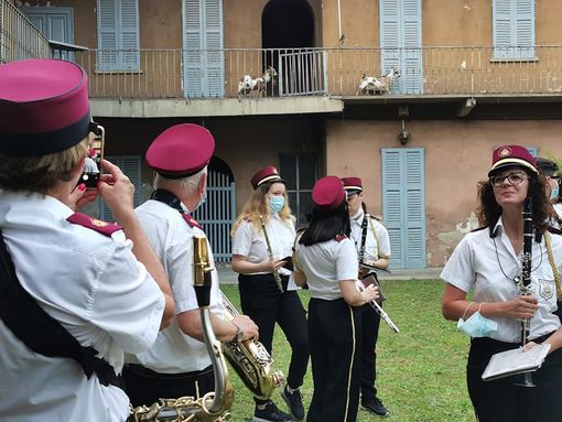 Le caprette del sindaco Puricelli accolgono la Filarmonica Le caprette del sindaco Puricelli accolgono la Filarmonica