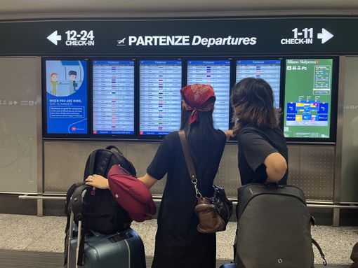 VIDEO E STORIE. A Malpensa tra sconforto e speranze tutti con gli occhi incollati a tabelloni e app. «Scioperare è un diritto, ma anche viaggiare»