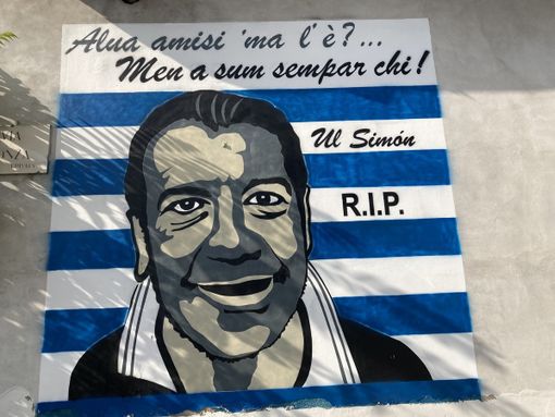 Il murale e sotto Simone Stagni e Pier Franco Iacopino