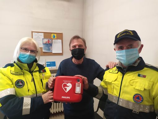 Una delle consegne dei defibrillatori Una delle consegne dei defibrillatori