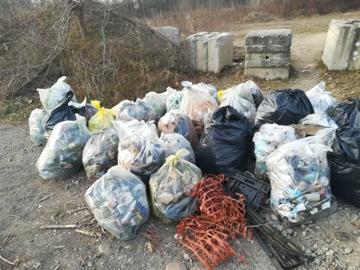 Uno dei cumuli di rifiuti recuperati (foto della lista civica Partecipiamo)