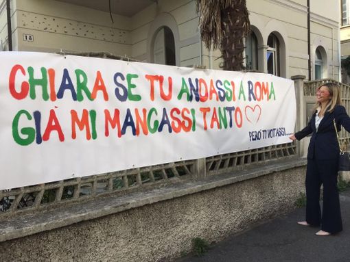 «Se andassi a Roma già mi mancassi». Lo striscione per Maria Chiara Gadda «Se andassi a Roma già mi mancassi». Lo striscione per Maria Chiara Gadda