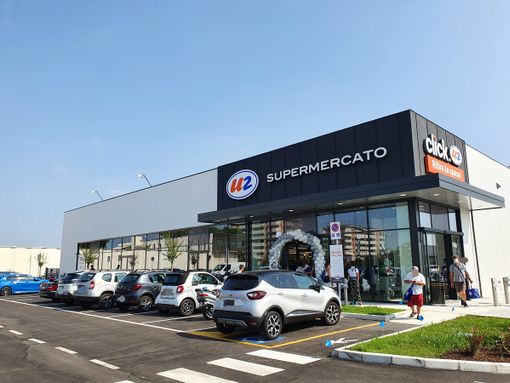Il supermercato sul Sempione. Sotto, l'interno dell'U2 e il nuovo negozio Scavolini