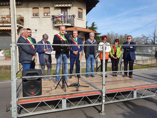Antonelli ricorda «l’eroe Venegoni», nessun cenno ai manifesti. Pd e antifascisti: «Qualcosa andava detto»