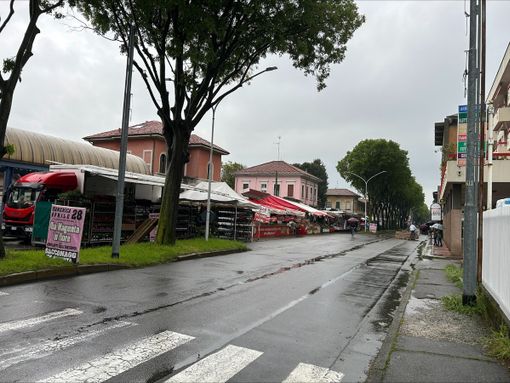 La pioggia non ferma via Magenta in fiore